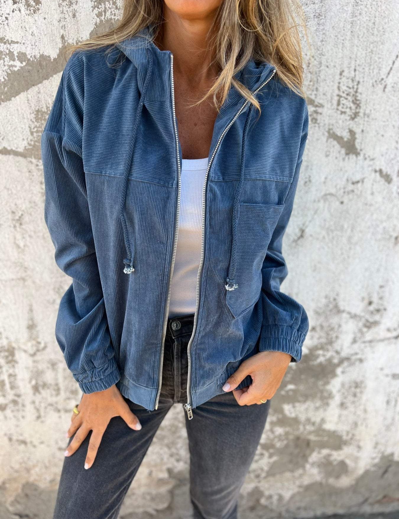 Waverly - A casual jacket with a zip-up hood