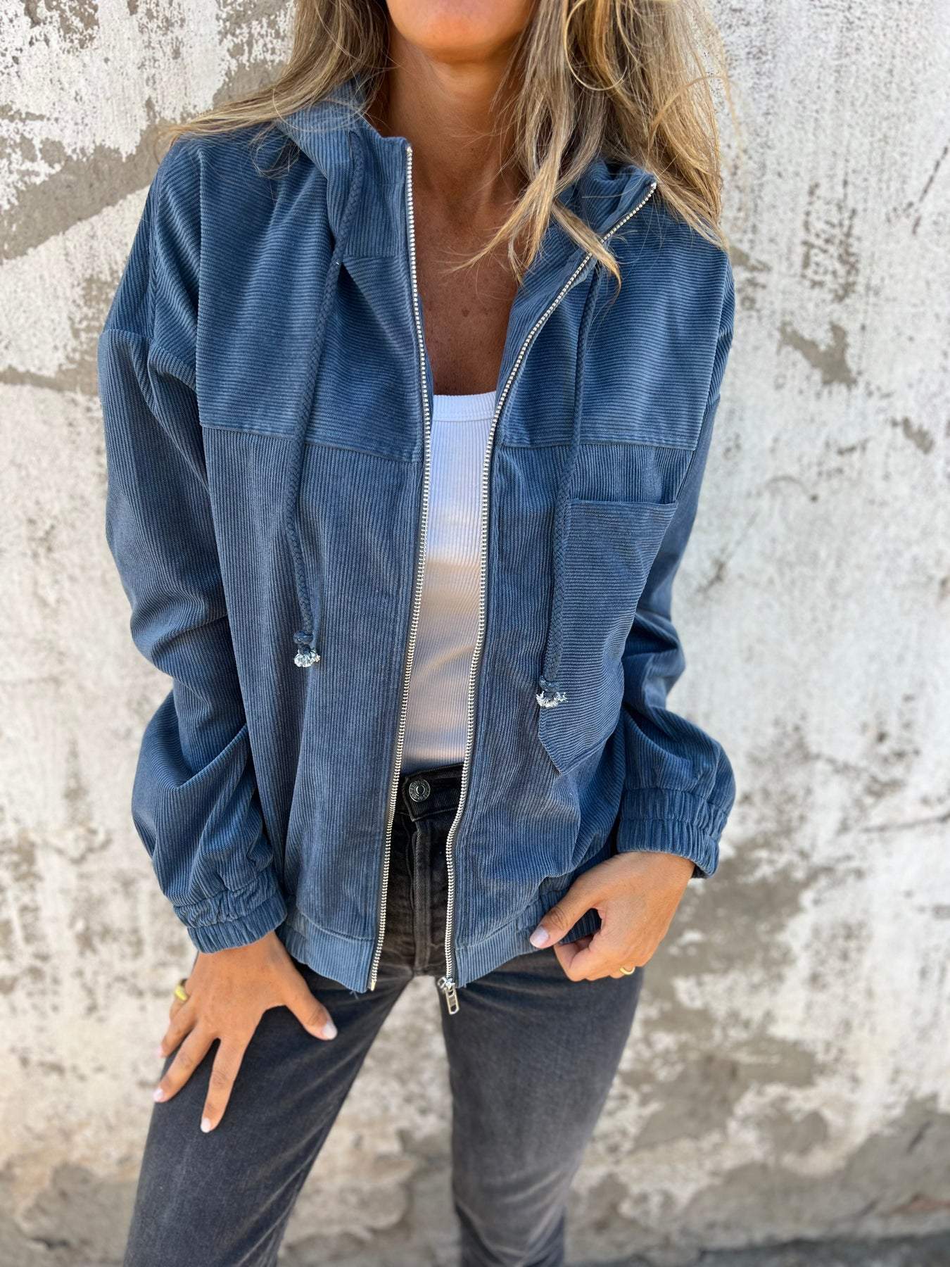 Waverly - A casual jacket with a zip-up hood