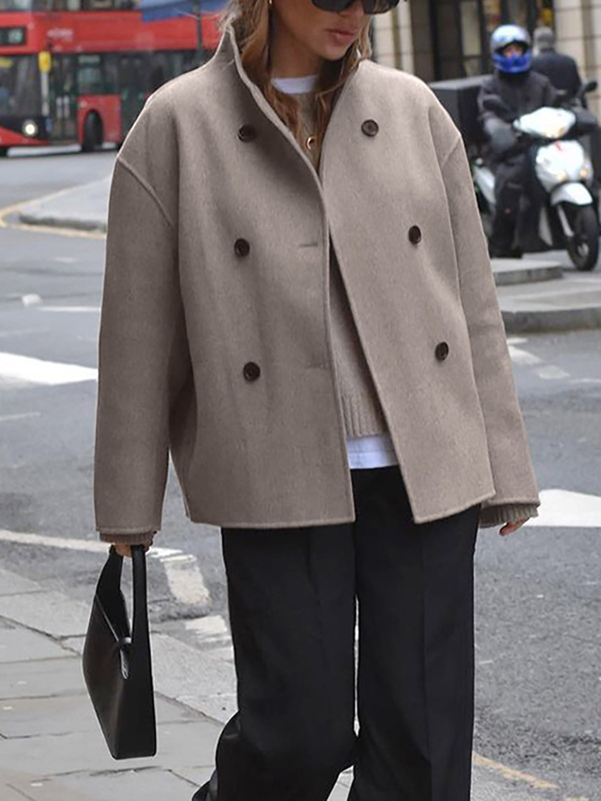 Virginia - A wide, fashionable coat that fastens with buttons