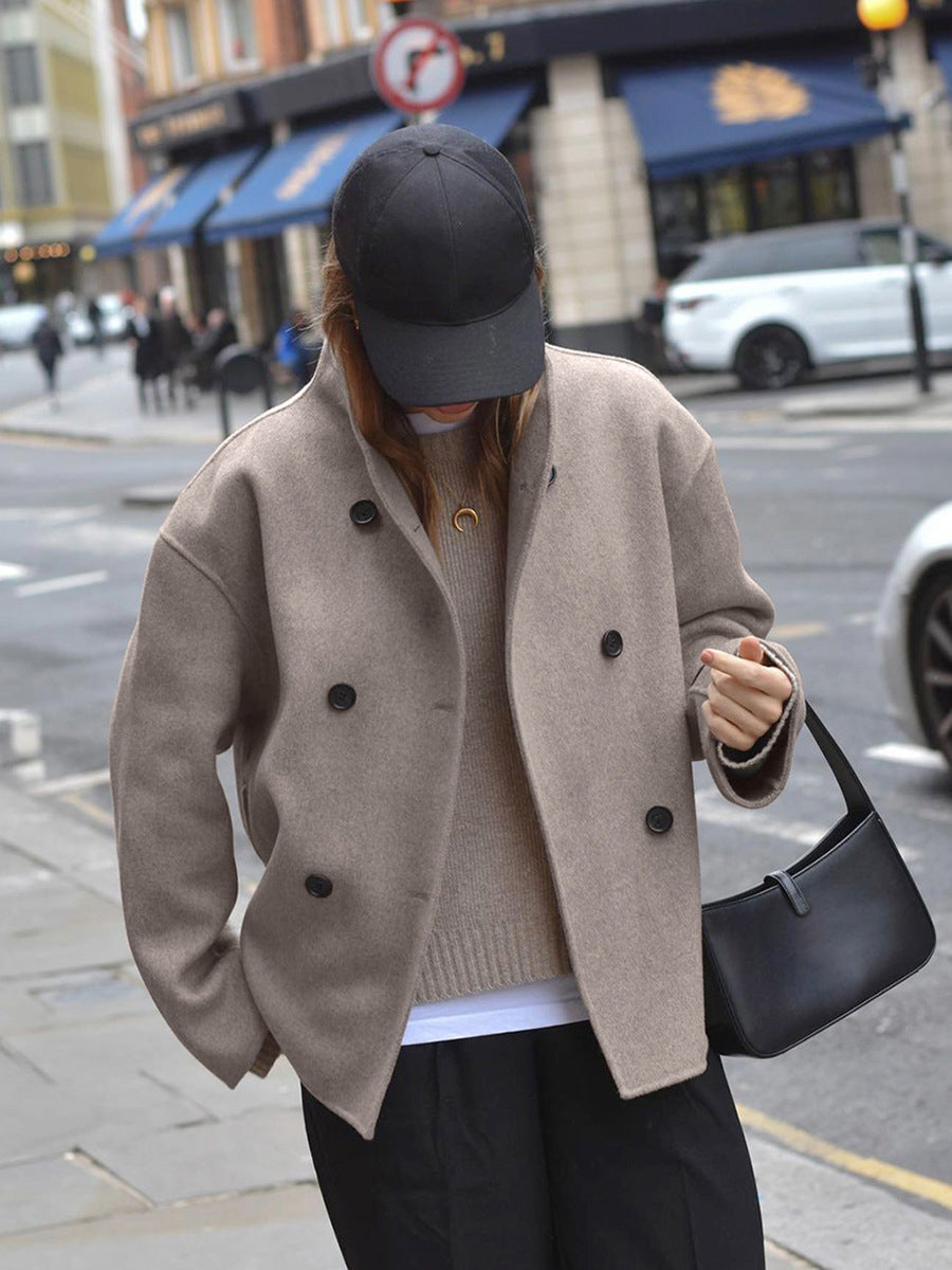 Virginia - A wide, fashionable coat that fastens with buttons