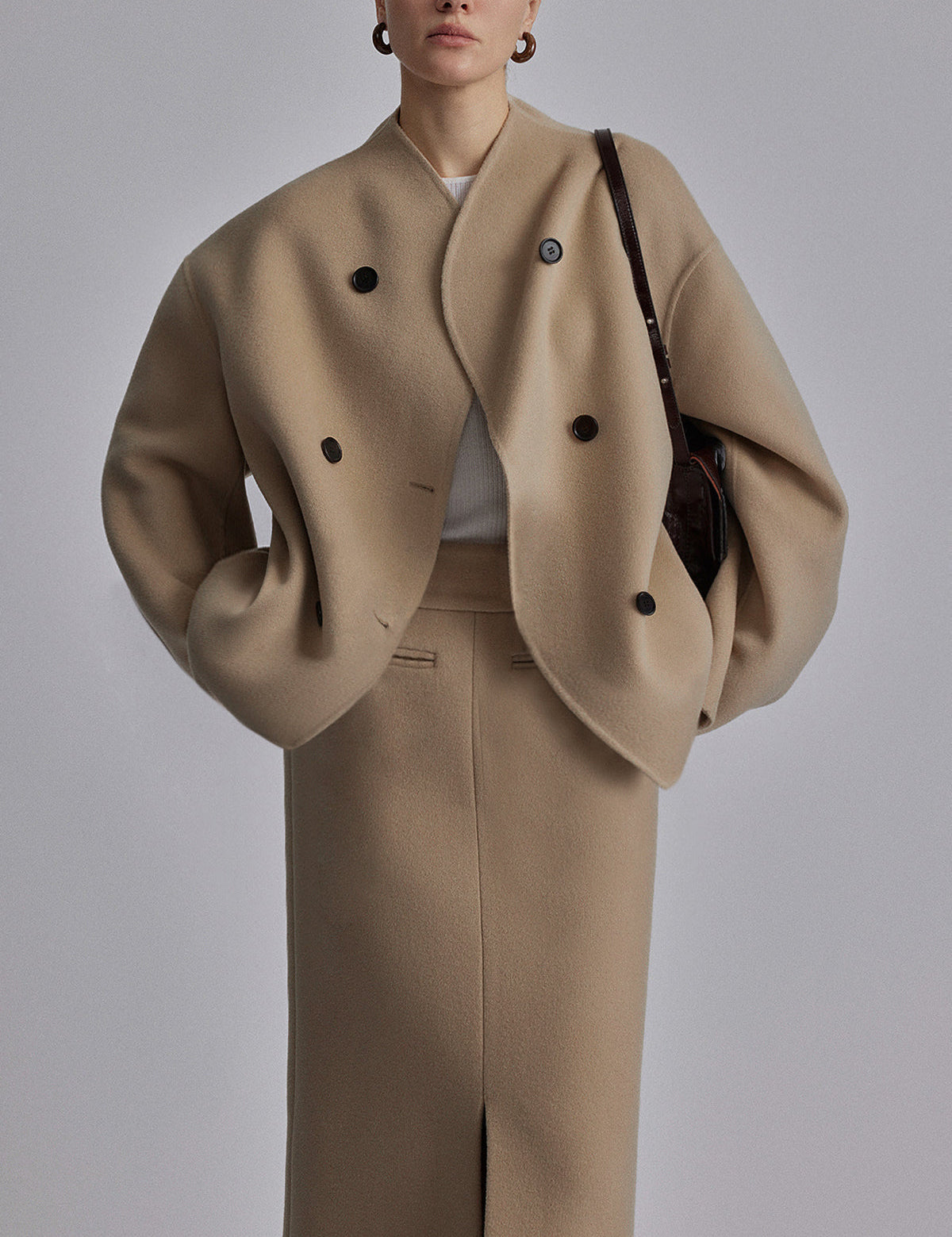 Virginia - A wide, fashionable coat that fastens with buttons