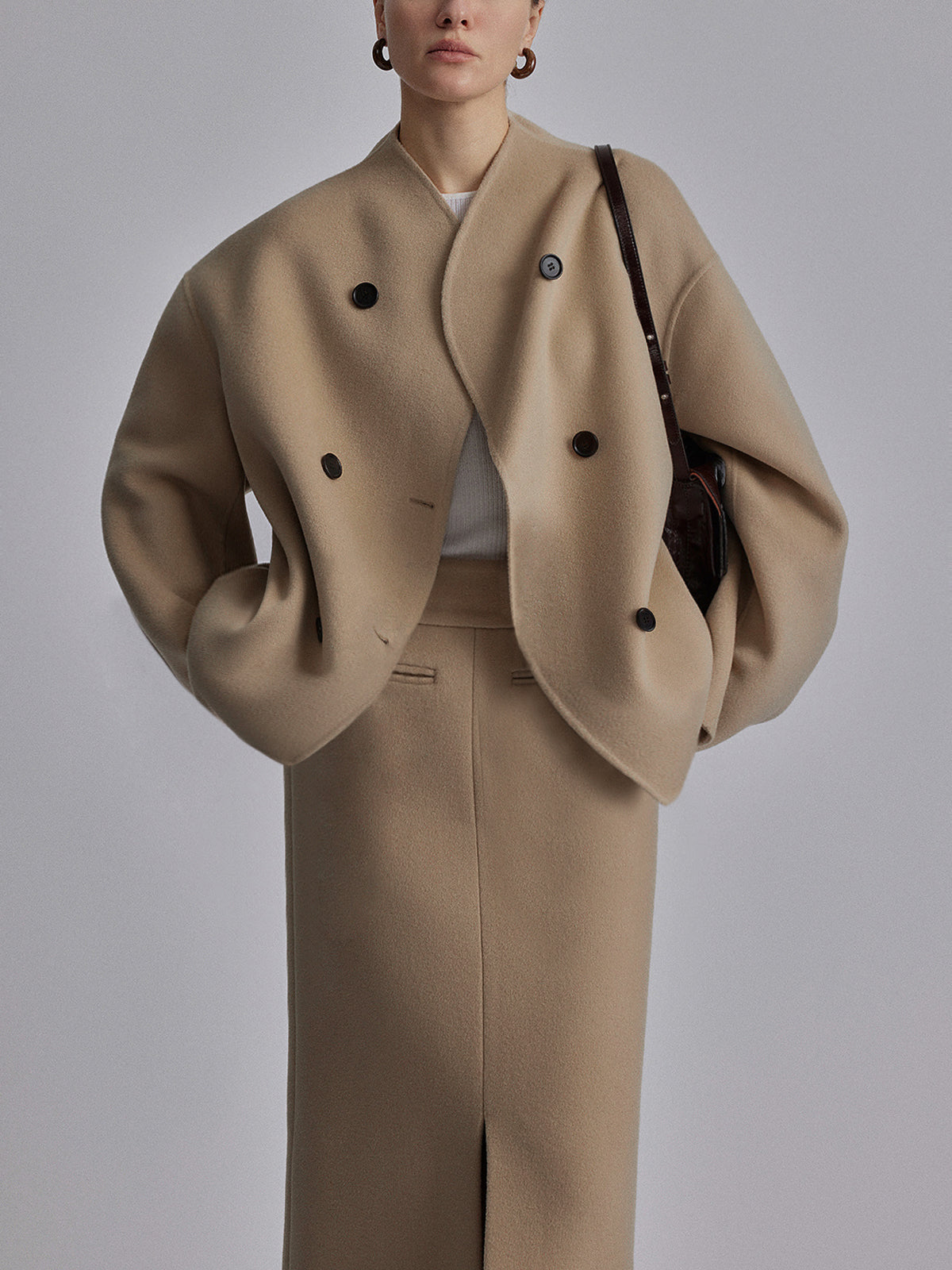 Virginia - A wide, fashionable coat that fastens with buttons