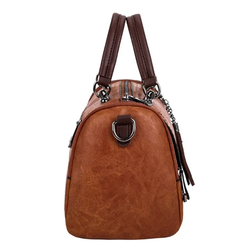 Liliana - Spacious handbag in soft leather with strap and zipper closure