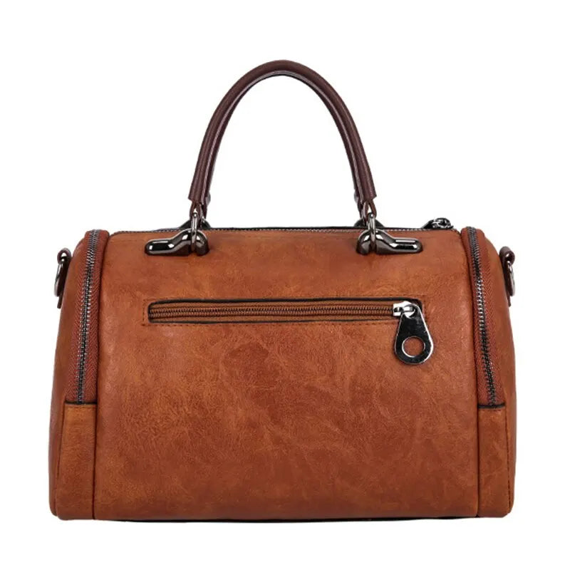 Liliana - Spacious handbag in soft leather with strap and zipper closure