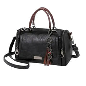 Liliana - Spacious handbag in soft leather with strap and zipper closure